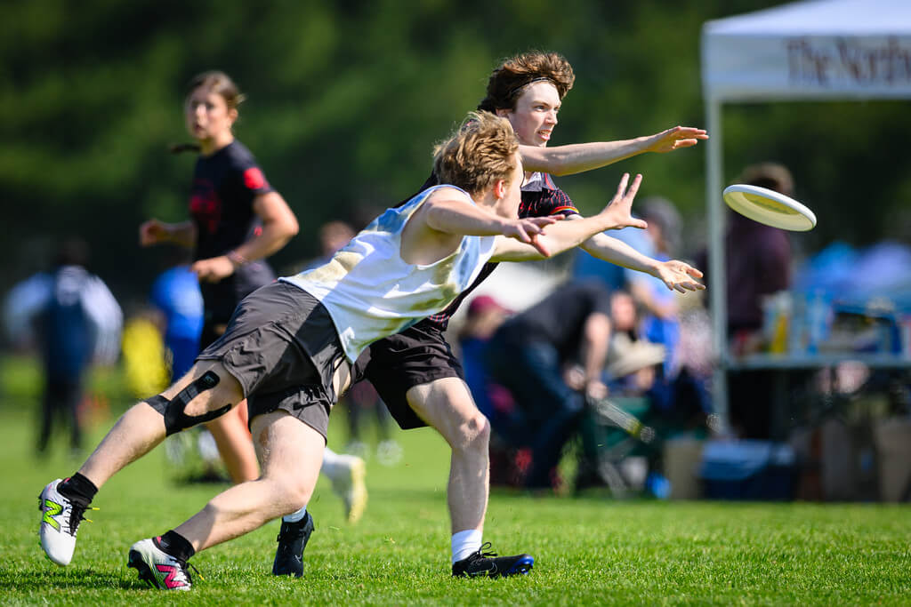New Ultimate Frisbee players learning throws at a Seattle clinic