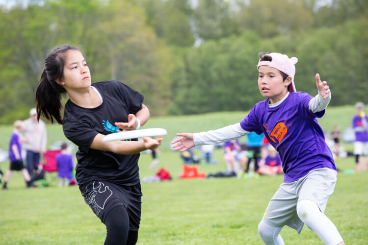 New Ultimate Frisbee players learning throws at a Seattle clinic